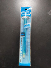 Charger l'image dans la galerie, Stylo gel retractable Zebra Sarasa Clip 0.5mm bleu dans son emballage plastique transparent, vue de face sur un fond sombre

