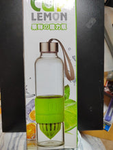 Charger l'image dans la galerie, Boîte d'emballage au design pop et fruité de la bouteille à infusion presse-agrumes verte
