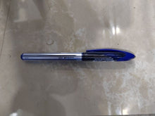 Charger l'image dans la galerie, Stylo roller bleu uni-ball AIR posé sur une surface en marbre clair
