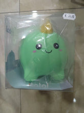 Charger l'image dans la galerie, Tirelire dinosaure vert de style kawaii dans son emballage transparent
