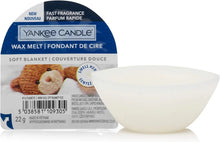 Charger l'image dans la galerie, Fondant de cire Yankee Candle Soft Blanket blanc avec emballage d'origine présentant un ours en peluche, vue frontale
