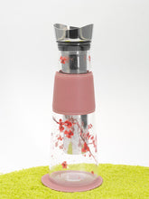 Charger l&#39;image dans la galerie, Carafe en verre avec infuseur à thé motif Sakura
